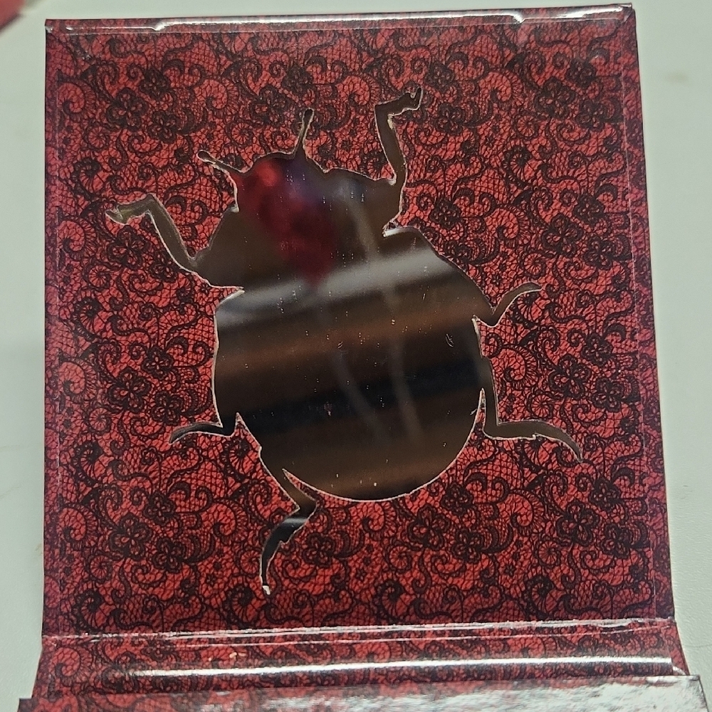 Revolution Red Shadow Palette - Picture 3 of 4